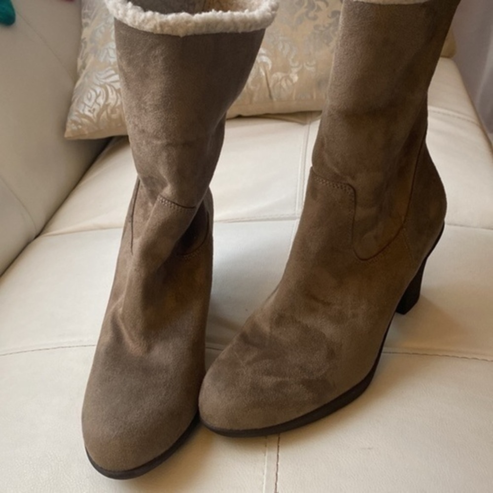 Audrey Lynn Suede low cut boots size8, confortable, walking , running 🏃‍♂️ lol